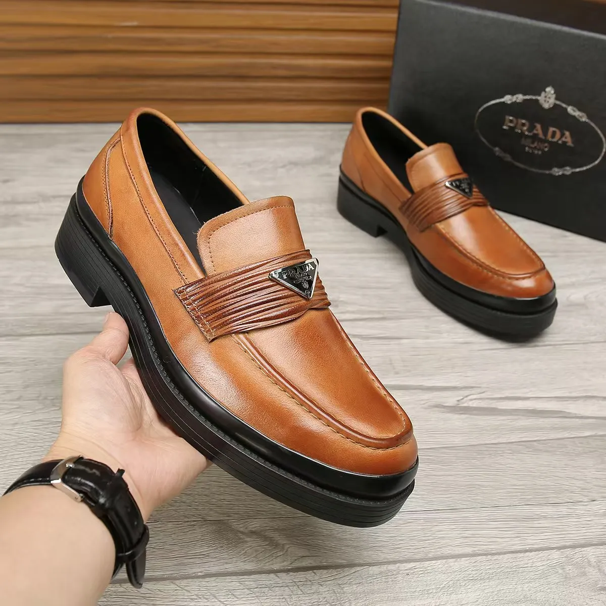 Men's shoes 💰540 💰💰🎩🎩【Prada】Counter 1:1⬆️original reproduction, absolute quality🆗Original outsole, high-quality imported rubber, wear-resistant and non-slip, never degummed, upper material: imported first-layer cowhide➕anti-slip foam outsole, official website material, lining material: water-dyed leather lining, 3 colors available! Code number 38-45